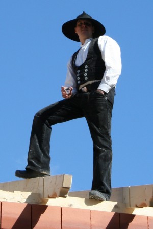 Marco Garke auf einem Dachstuhl